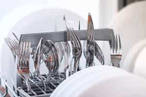 كيفية تنظيف أدوات المائدة في غسالة الصحون
