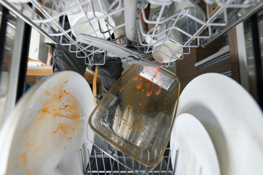 كيف تزيل منظفات غسالة الأطباق بقع الطعام الصعبة